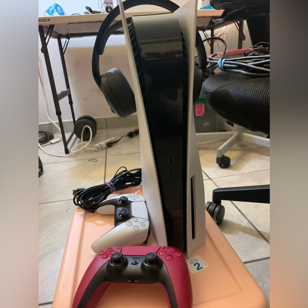 PS5 - Picture 2 of 3